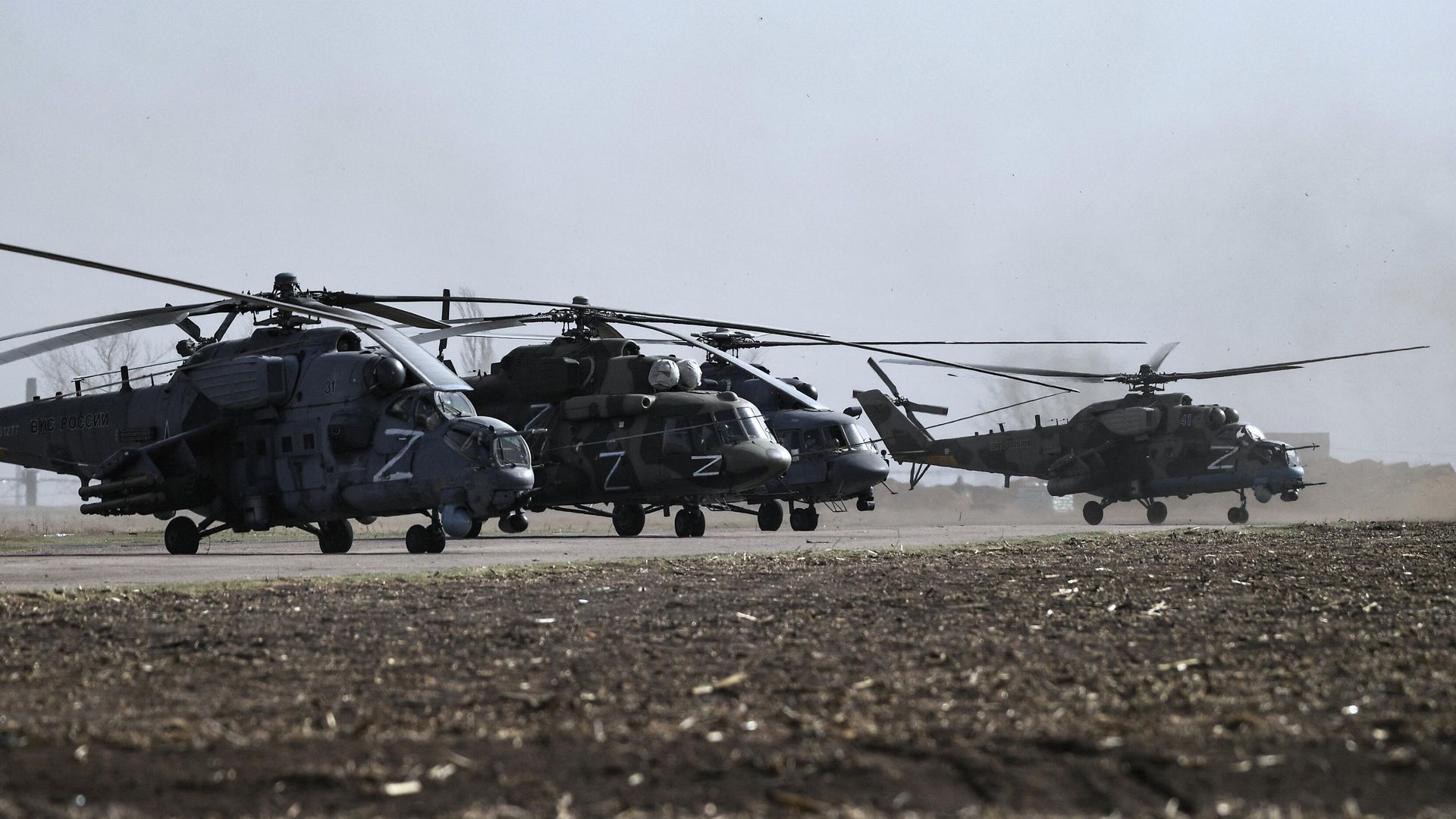 Военные вертолеты на полевом аэродроме ВКС России в зоне проведения специальной военной операции на Украине Военные вертолеты на полевом аэродроме ВКС России в зоне проведения специальной военной операции на Украине - РИА Новости, 1920, 07.05.2022