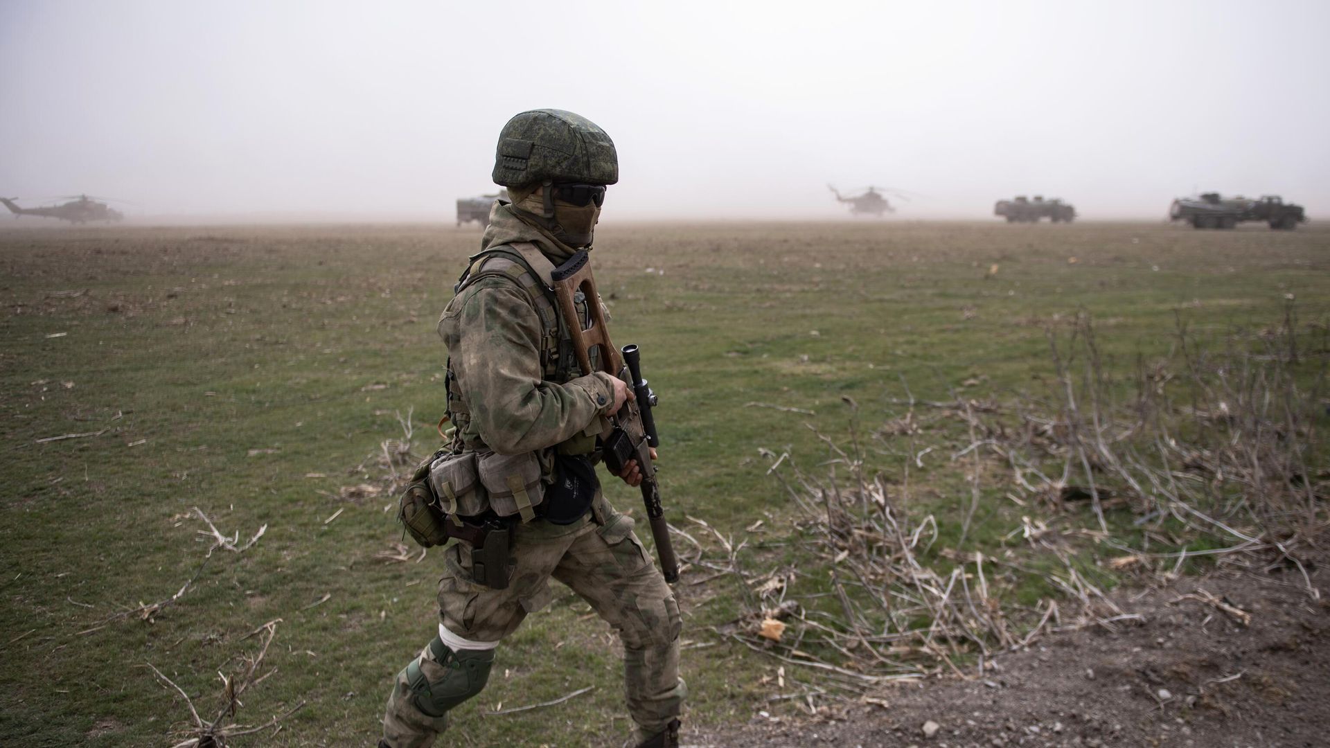Российский военнослужащий на полевом аэродроме ВКС России в зоне проведения специальной военной операции на Украине Российский военнослужащий на полевом аэродроме ВКС России в зоне проведения специальной военной операции на Украине - РИА Новости, 1920, 17.12.2022