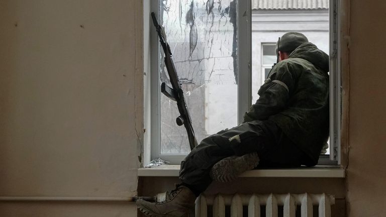 Военнослужащий ДНР сидит у окна во время боестолкновений в Левобережном районе Мариуполя Военнослужащий ДНР сидит у окна во время боестолкновений в Левобережном районе Мариуполя