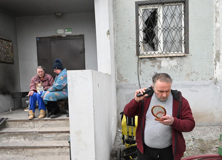 Мужчина бреется во дворе разрушенного дома в Мариуполе Мужчина бреется во дворе разрушенного дома в Мариуполе