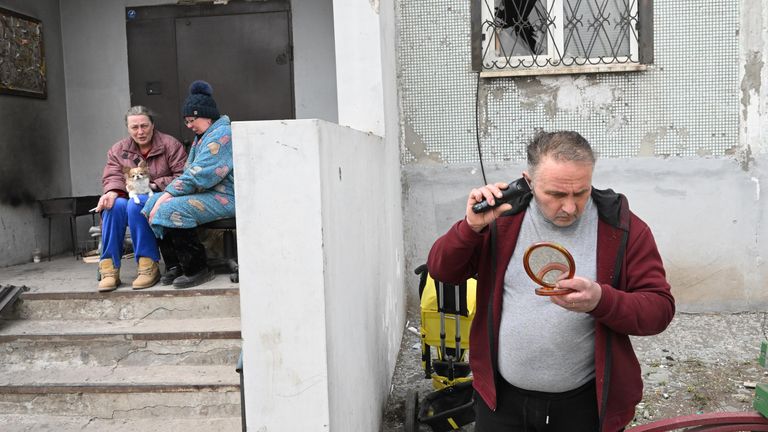 Мужчина бреется во дворе разрушенного дома в Мариуполе Мужчина бреется во дворе разрушенного дома в Мариуполе