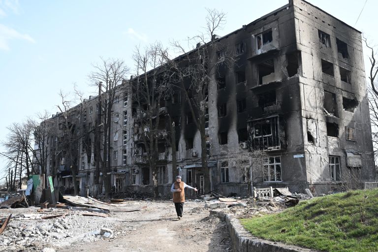 Женщина у разрушенного дома в Мариуполе Женщина у разрушенного дома в Мариуполе