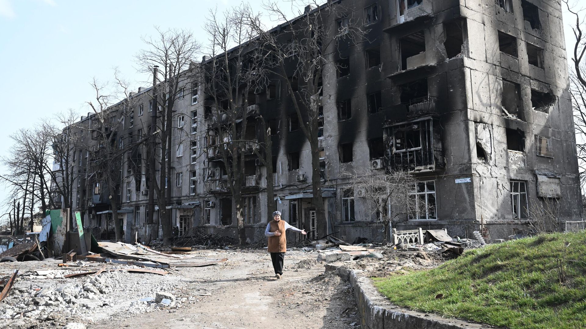 Женщина у разрушенного дома в Мариуполе Женщина у разрушенного дома в Мариуполе - РИА Новости, 1920, 12.11.2022