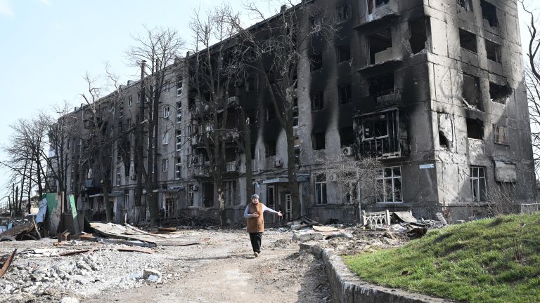 Женщина у разрушенного дома в Мариуполе Женщина у разрушенного дома в Мариуполе