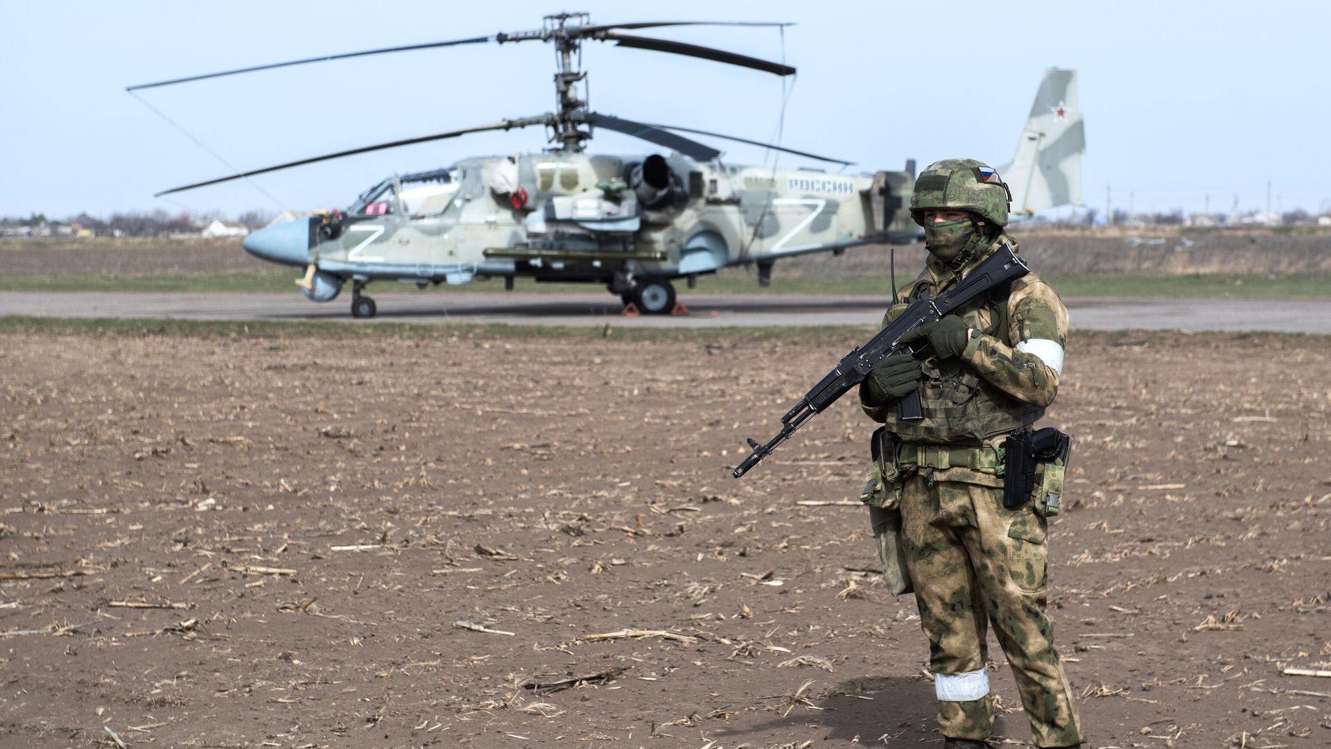 Российский военнослужащий на полевом аэродроме ВКС России в зоне проведения специальной военной операции на Украине - РИА Новости, 1920, 09.04.2022