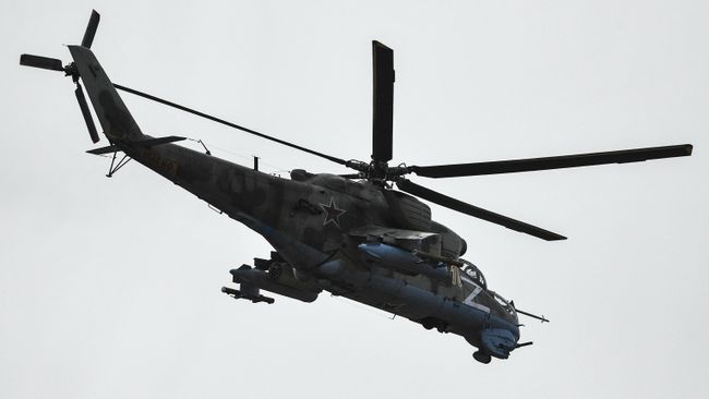 Ударный вертолет Ми-24 пролетает над полевым аэродромом ВКС России в зоне проведения специальной военной операции на Украине