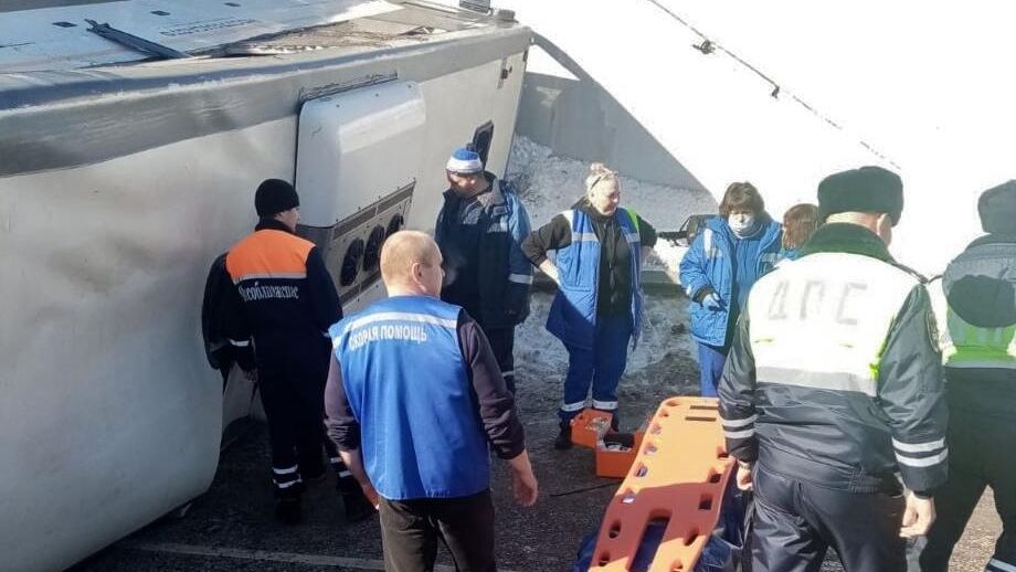 На месте падения пассажирского автобуса с моста в Волоколамском городском округе - РИА Новости, 1920, 04.04.2022