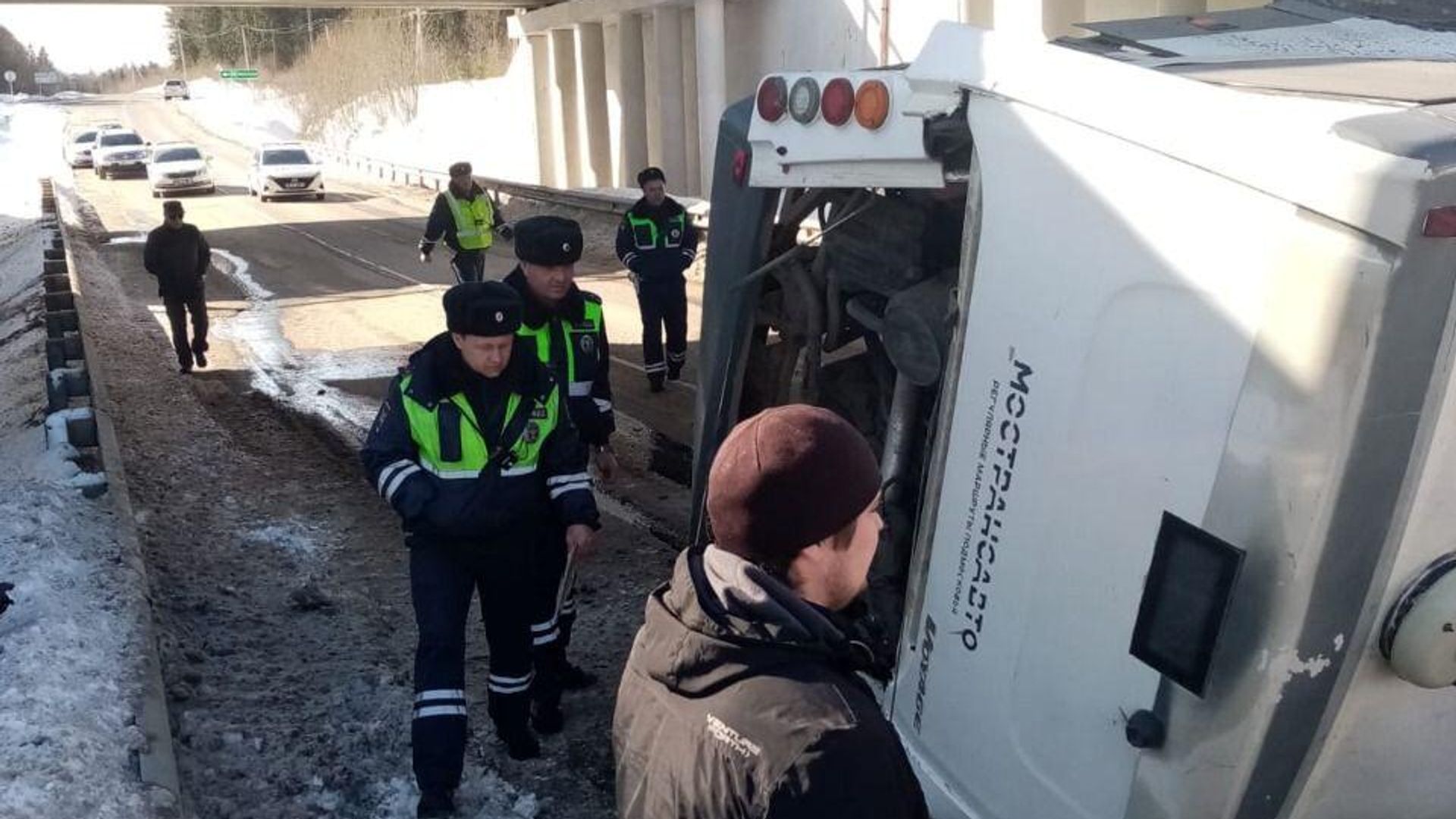 Пассажирский автобус упал с моста в Подмосковье Пассажирский автобус упал с моста в Подмосковье - РИА Новости, 1920, 04.04.2022