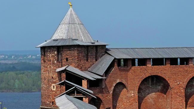 Стены и башня Нижегородского кремля