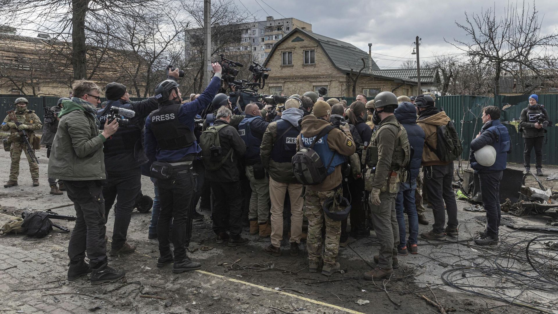 Президент Украины Владимир Зеленский в окружении военных и журналистов в Буче - РИА Новости, 1920, 05.04.2022