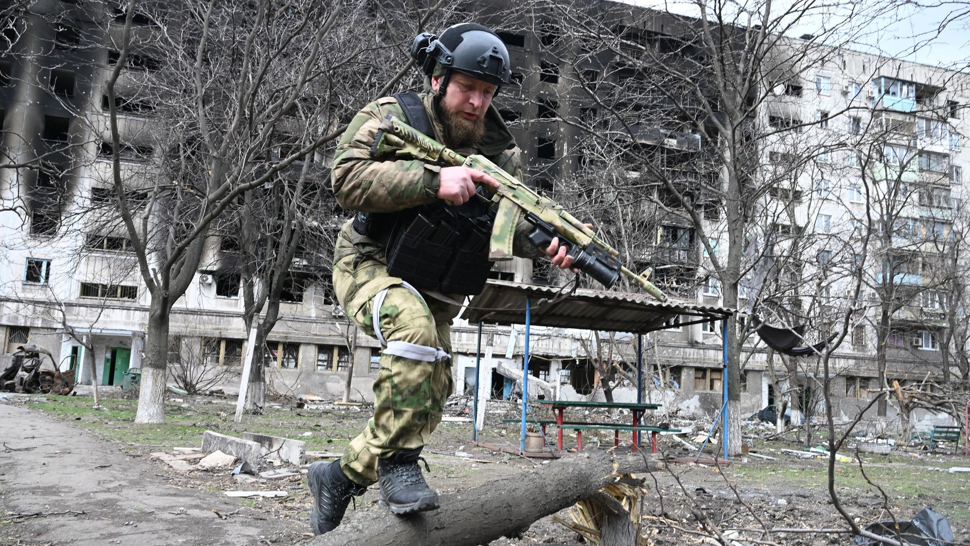 Боец специального отряда быстрого реагирования Ахмат в Мариуполе Боец специального отряда быстрого реагирования Ахмат в Мариуполе - РИА Новости, 1920, 14.03.2023