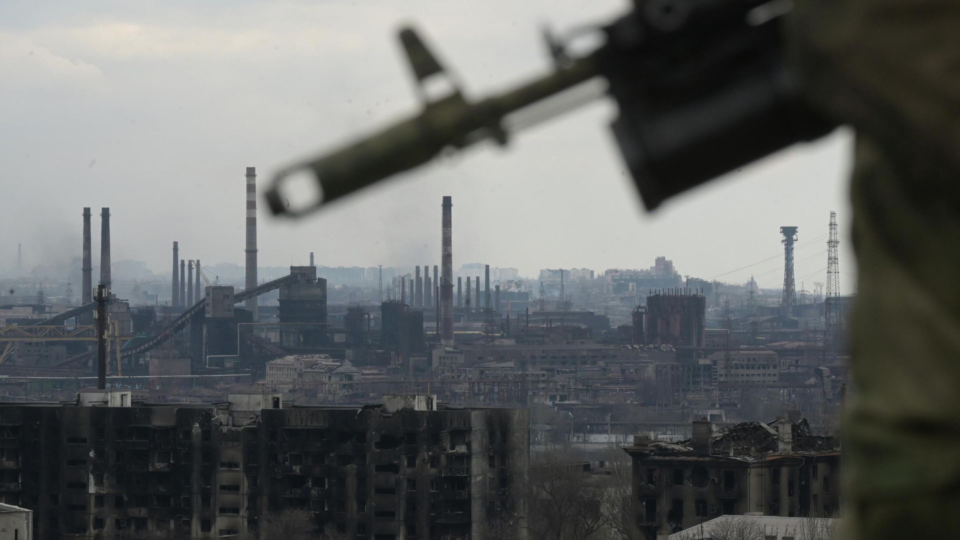 Боец специального отряда быстрого реагирования Ахмат на крыше здания в Мариуполе - РИА Новости, 1920, 08.04.2022
