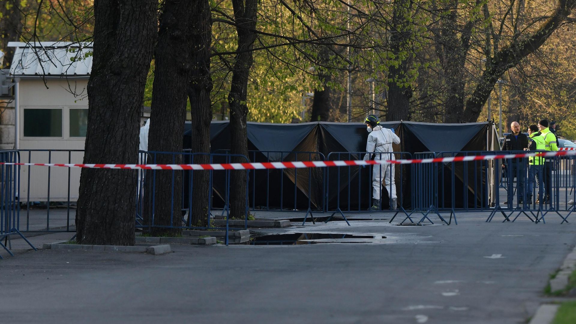 Сотрудники правоохранительных органов у здания посольства России в Бухаресте, Румыния Сотрудники правоохранительных органов у здания посольства России в Бухаресте, Румыния - РИА Новости, 1920, 06.04.2022