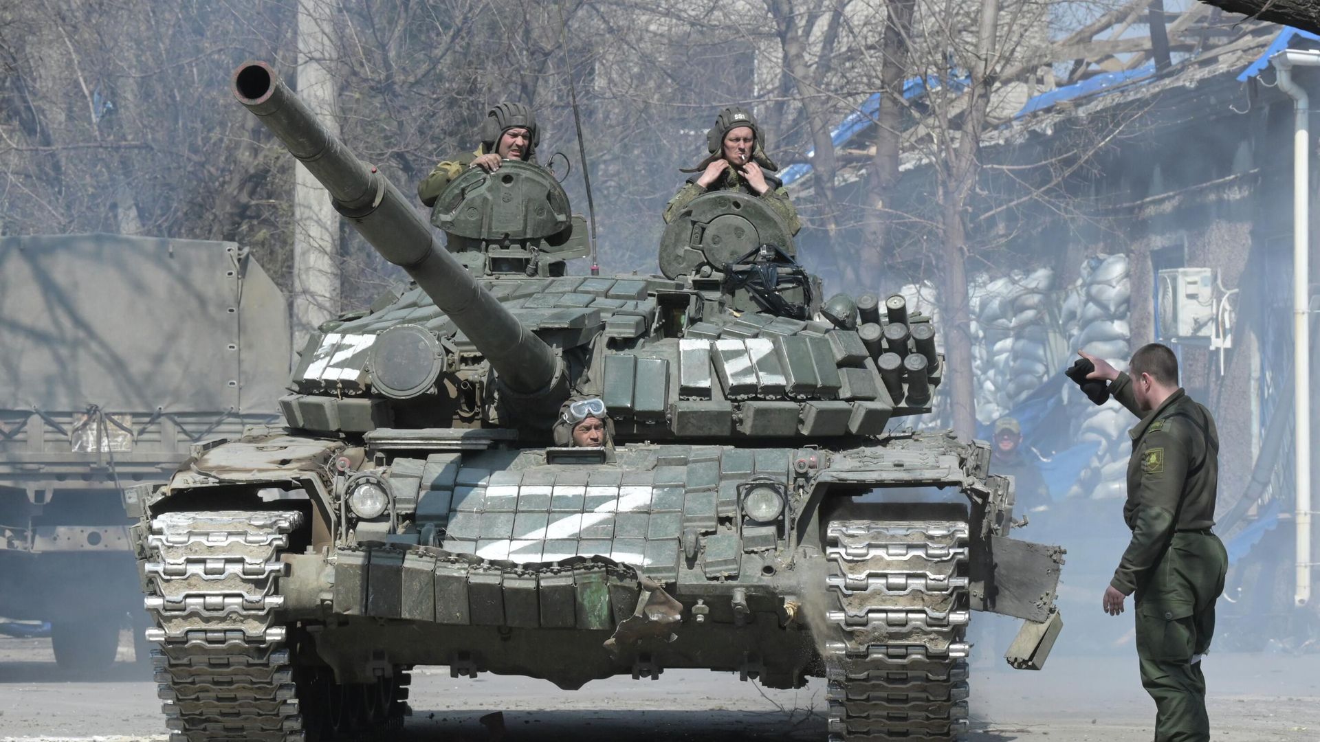 Танкисты Народной милиции ДНР у танка Т-72 на одной из улиц Мариуполя Танкисты Народной милиции ДНР у танка Т-72 на одной из улиц Мариуполя - РИА Новости, 1920, 20.04.2022
