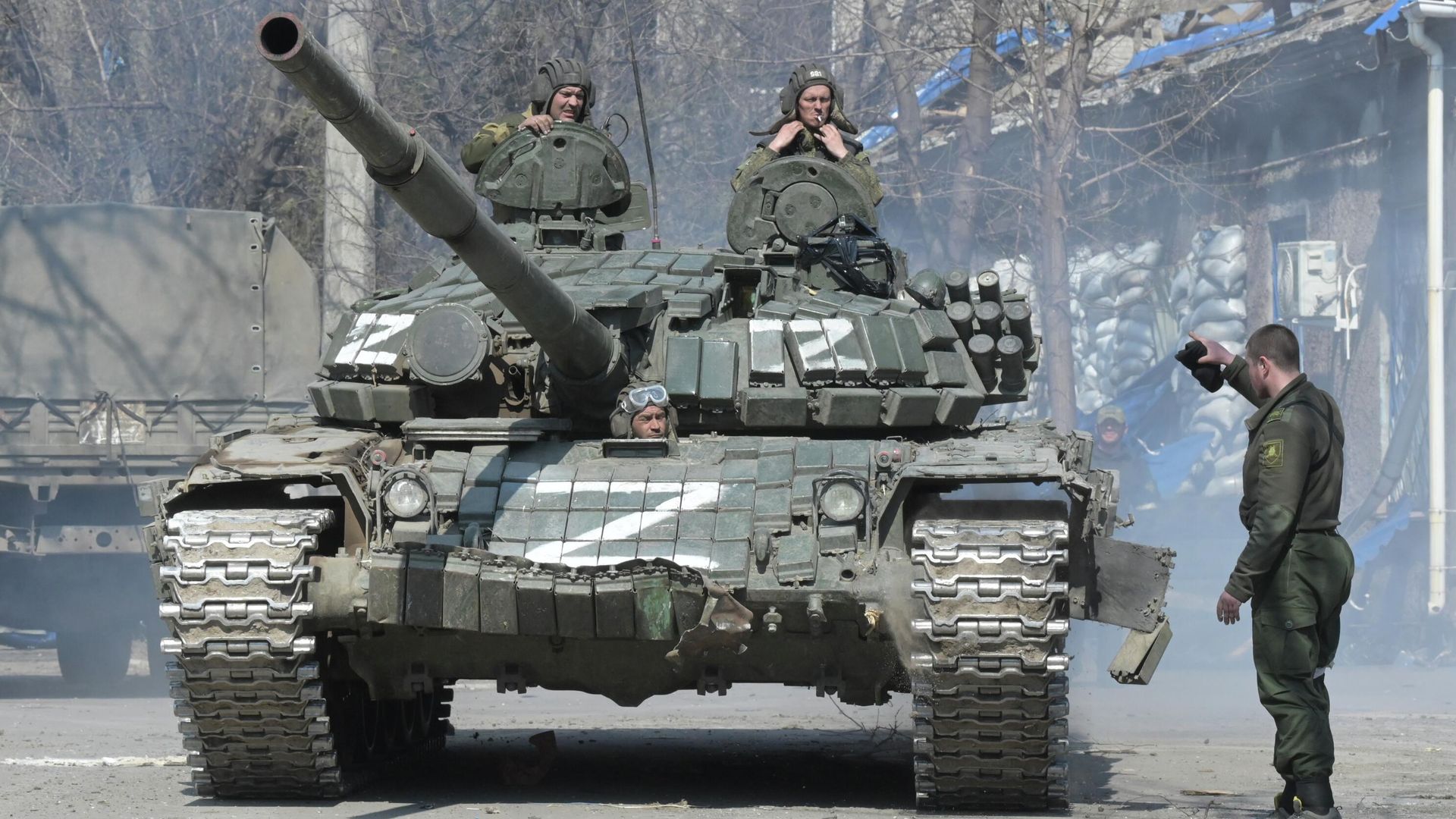 Танкисты Народной милиции ДНР у танка Т-72 на одной из улиц Мариуполя Танкисты Народной милиции ДНР у танка Т-72 на одной из улиц Мариуполя - РИА Новости, 1920, 19.04.2022