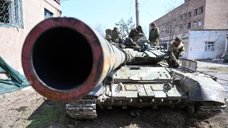 Танкисты Народной милиции ДНР на танке Т-72 на одной из улиц Мариуполя Танкисты Народной милиции ДНР на танке Т-72 на одной из улиц Мариуполя