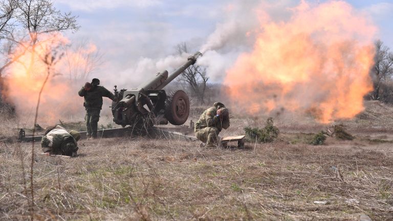 Артиллеристы Народной милиции ЛНР на позиции в Луганской области Артиллеристы Народной милиции ЛНР на позиции в Луганской области