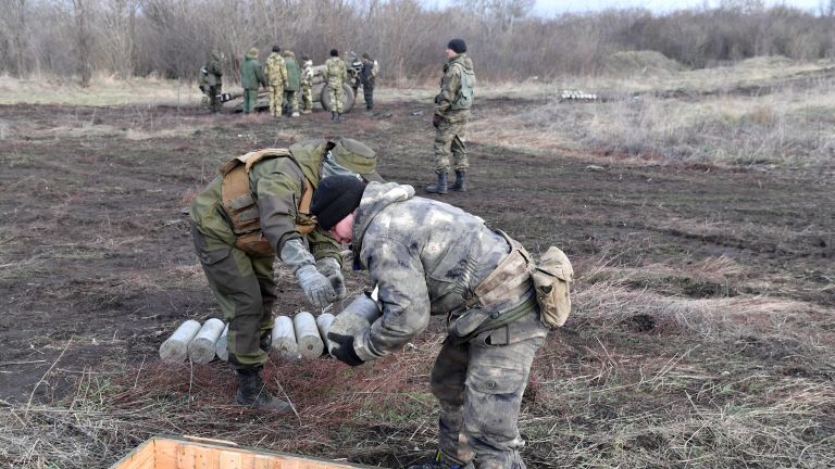 Артиллеристы НМ ЛНР выкладывают боеприпасы на позиции в Луганской области Артиллеристы НМ ЛНР выкладывают боеприпасы на позиции в Луганской области
