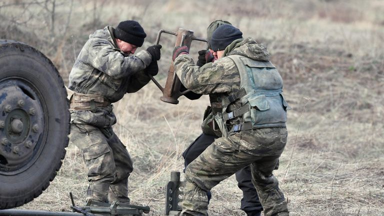 Артиллеристы НМ ЛНР устанавливают орудие на позиции в Луганской области Артиллеристы НМ ЛНР устанавливают орудие на позиции в Луганской области