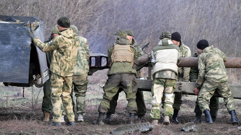Артиллеристы НМ ЛНР устанавливают орудие на позиции в Луганской области Артиллеристы НМ ЛНР устанавливают орудие на позиции в Луганской области