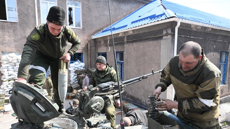Танкисты Народной милиции ДНР снаряжают боеприпасами танк Т-72 на одной из улиц Мариуполя Танкисты Народной милиции ДНР снаряжают боеприпасами танк Т-72 на одной из улиц Мариуполя