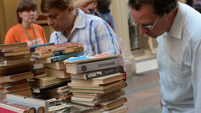 Покупатели выбирают книги Покупатели выбирают книги