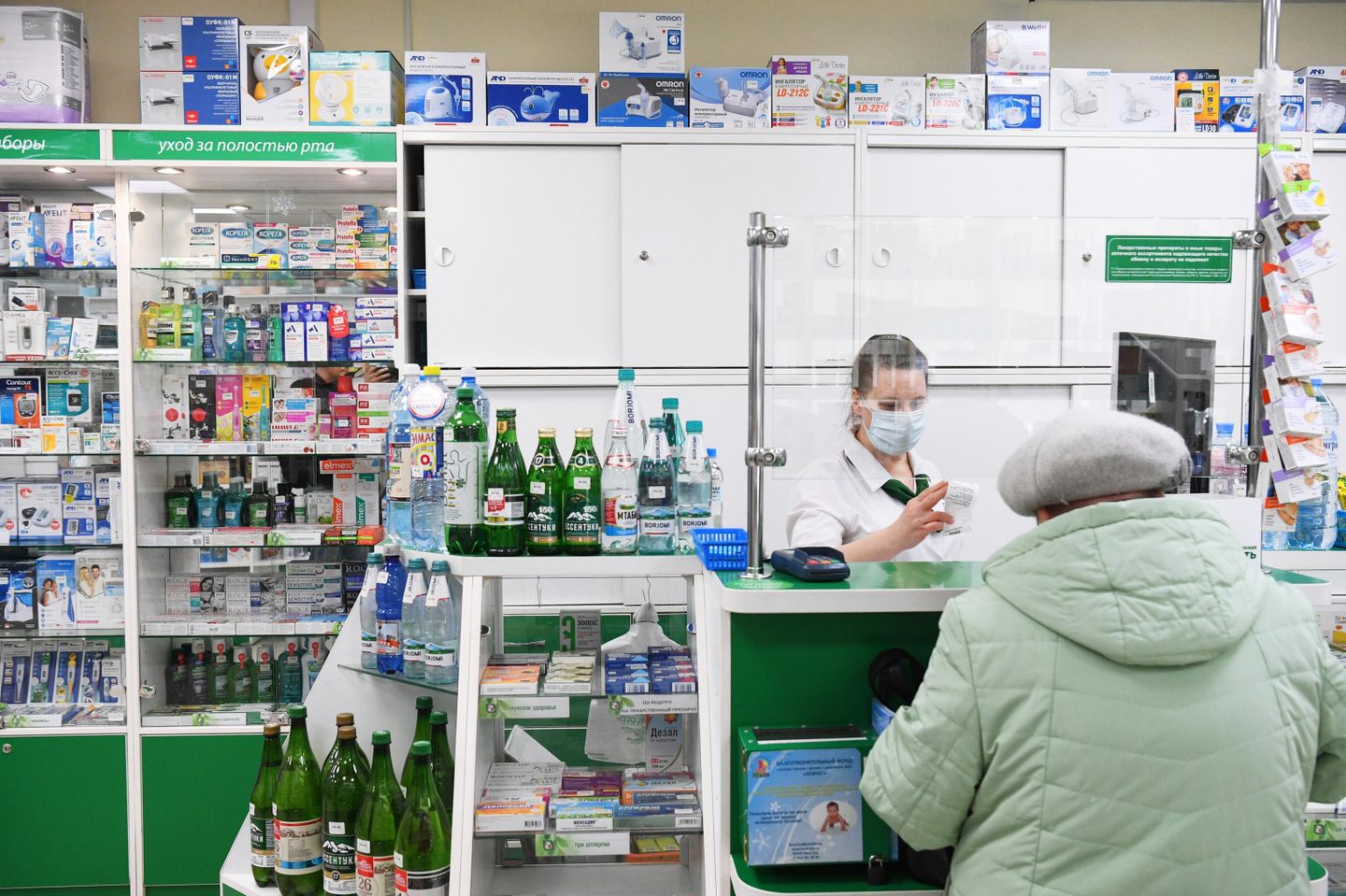 Посетительница на кассе в муниципальной аптеке Новосибирская аптечная сеть Посетительница на кассе в муниципальной аптеке Новосибирская аптечная сеть