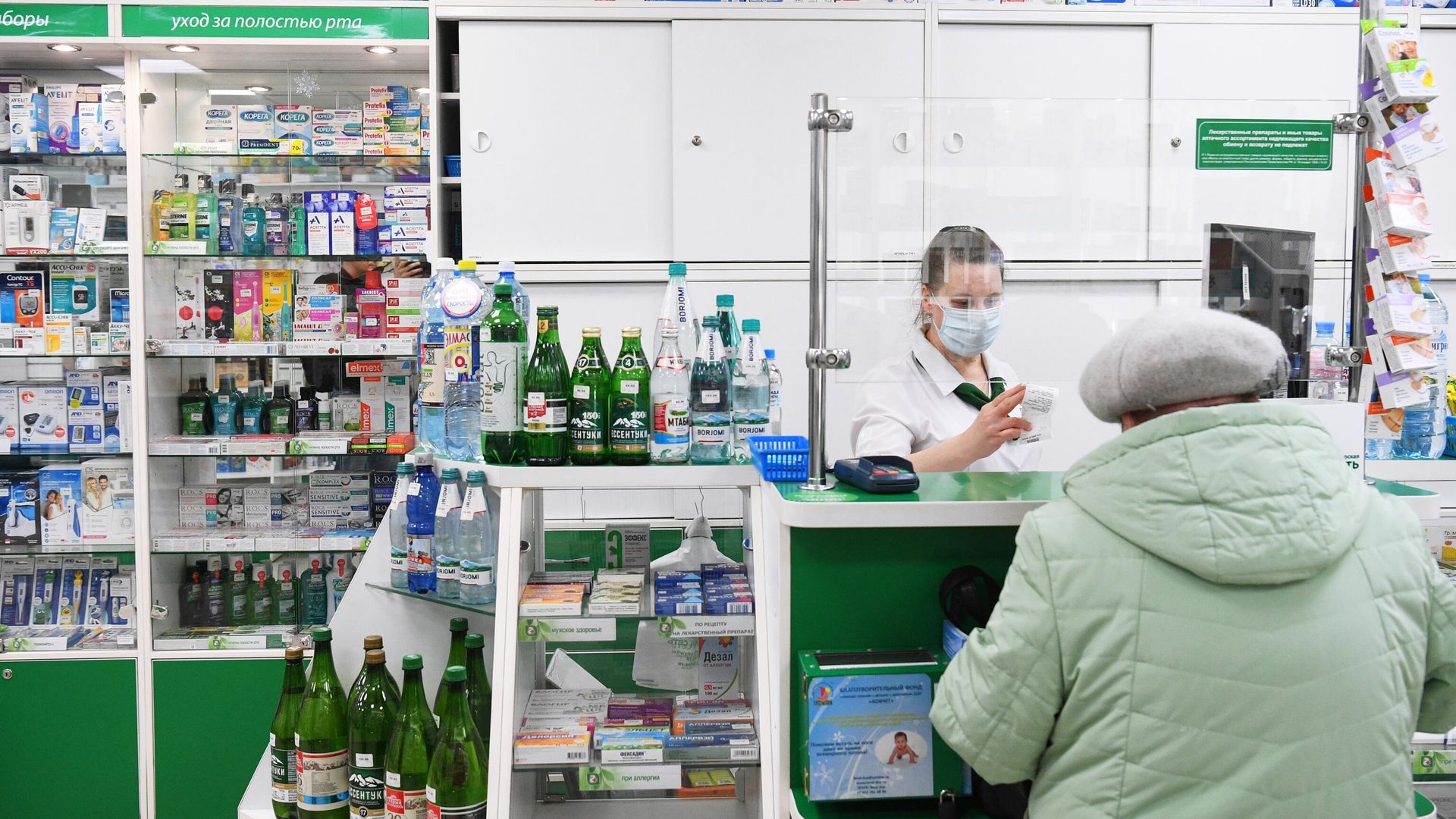 Посетительница на кассе в аптеке Новосибирская аптечная сеть Посетительница на кассе в аптеке Новосибирская аптечная сеть - РИА Новости, 1920, 20.04.2022
