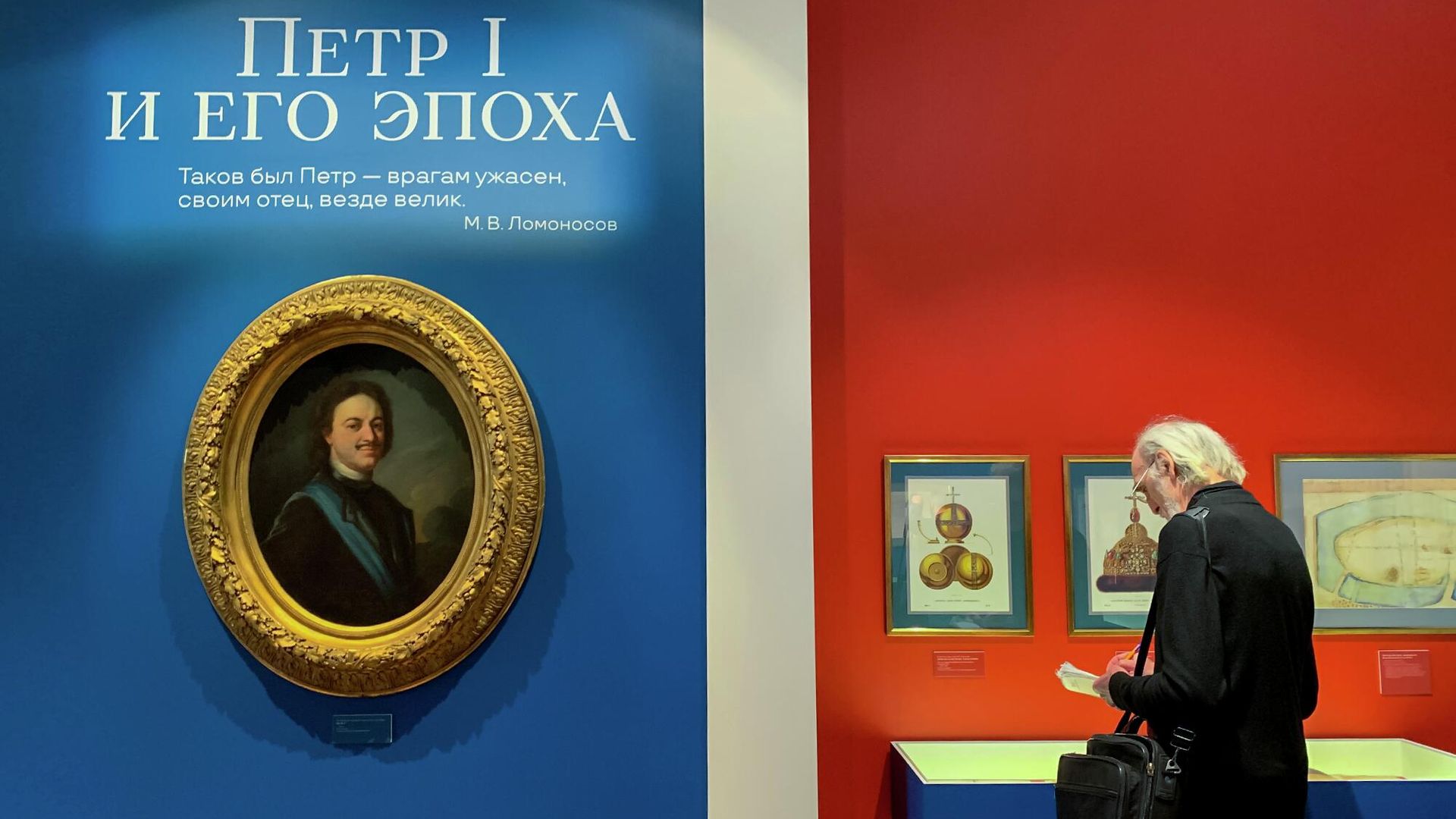 Посетитель на выставке Петр I и его эпоха в выставочном зале федеральных архивов в Москве Посетитель на выставке Петр I и его эпоха в выставочном зале федеральных архивов в Москве - РИА Новости, 1920, 06.04.2022
