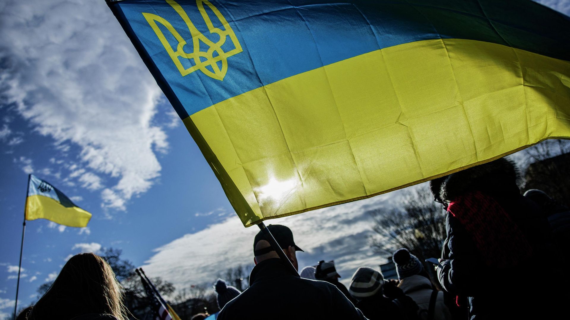 Люди держат украинские флаги во время митинга в поддержку Украины на Пенсильвания-авеню перед Белым домом в США Люди держат украинские флаги во время митинга в поддержку Украины на Пенсильвания-авеню перед Белым домом в США - РИА Новости, 1920, 07.04.2022