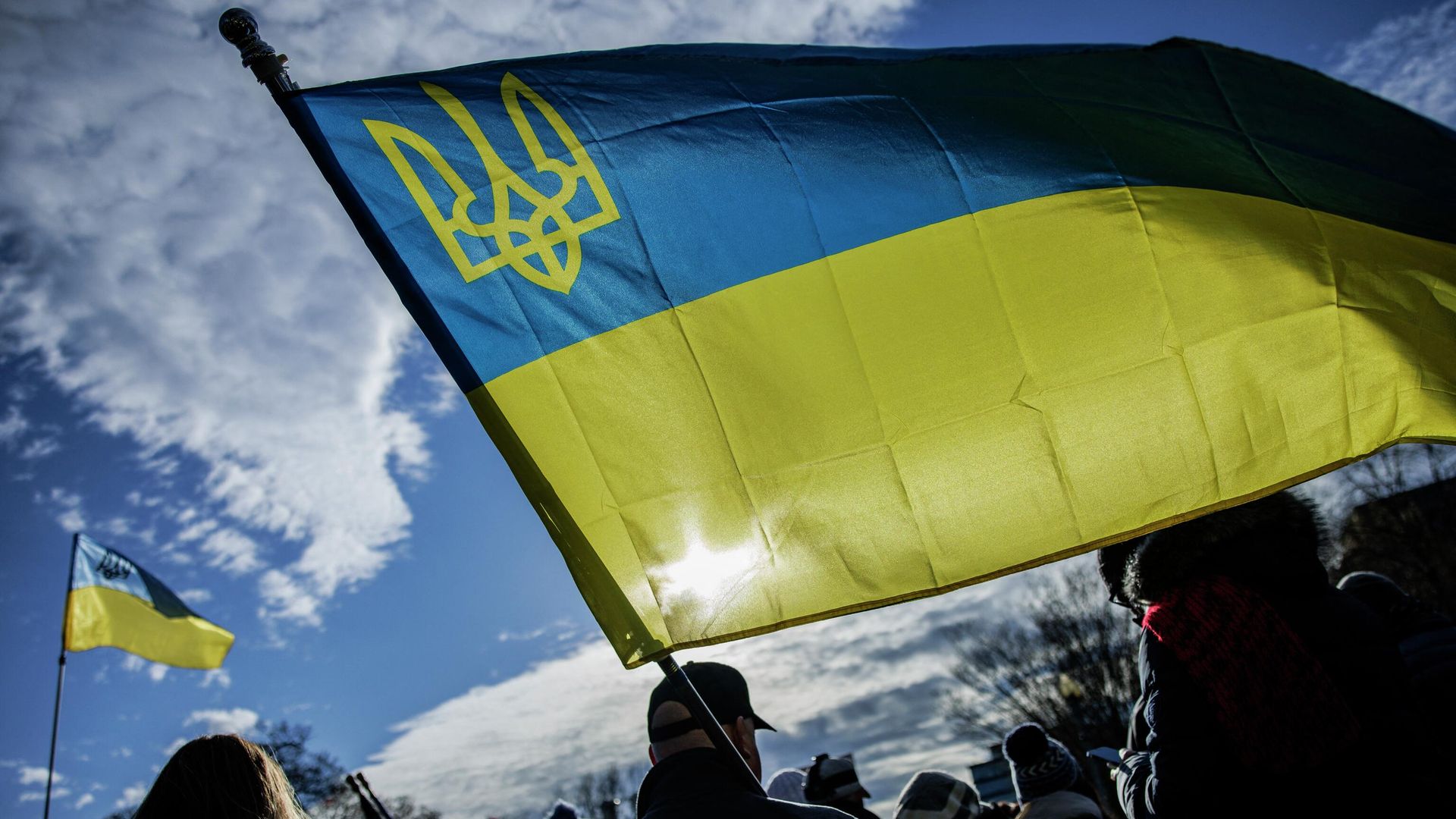 Люди держат украинские флаги во время митинга в поддержку Украины на Пенсильвания-авеню перед Белым домом в США Люди держат украинские флаги во время митинга в поддержку Украины на Пенсильвания-авеню перед Белым домом в США - РИА Новости, 1920, 07.04.2022