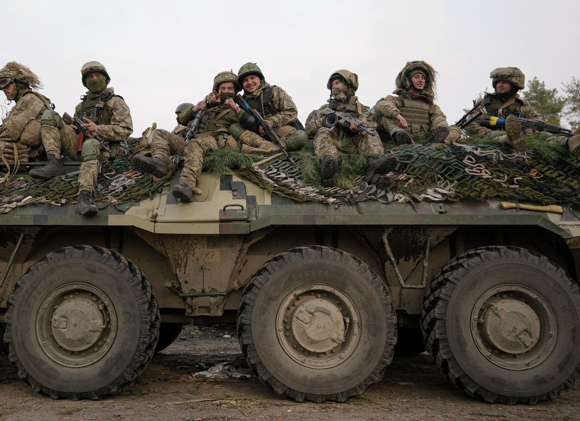 Украинские военные на бронетранспортере в районе Киева Украинские военные на бронетранспортере в районе Киева - РИА Новости, 1920, 15.07.2022