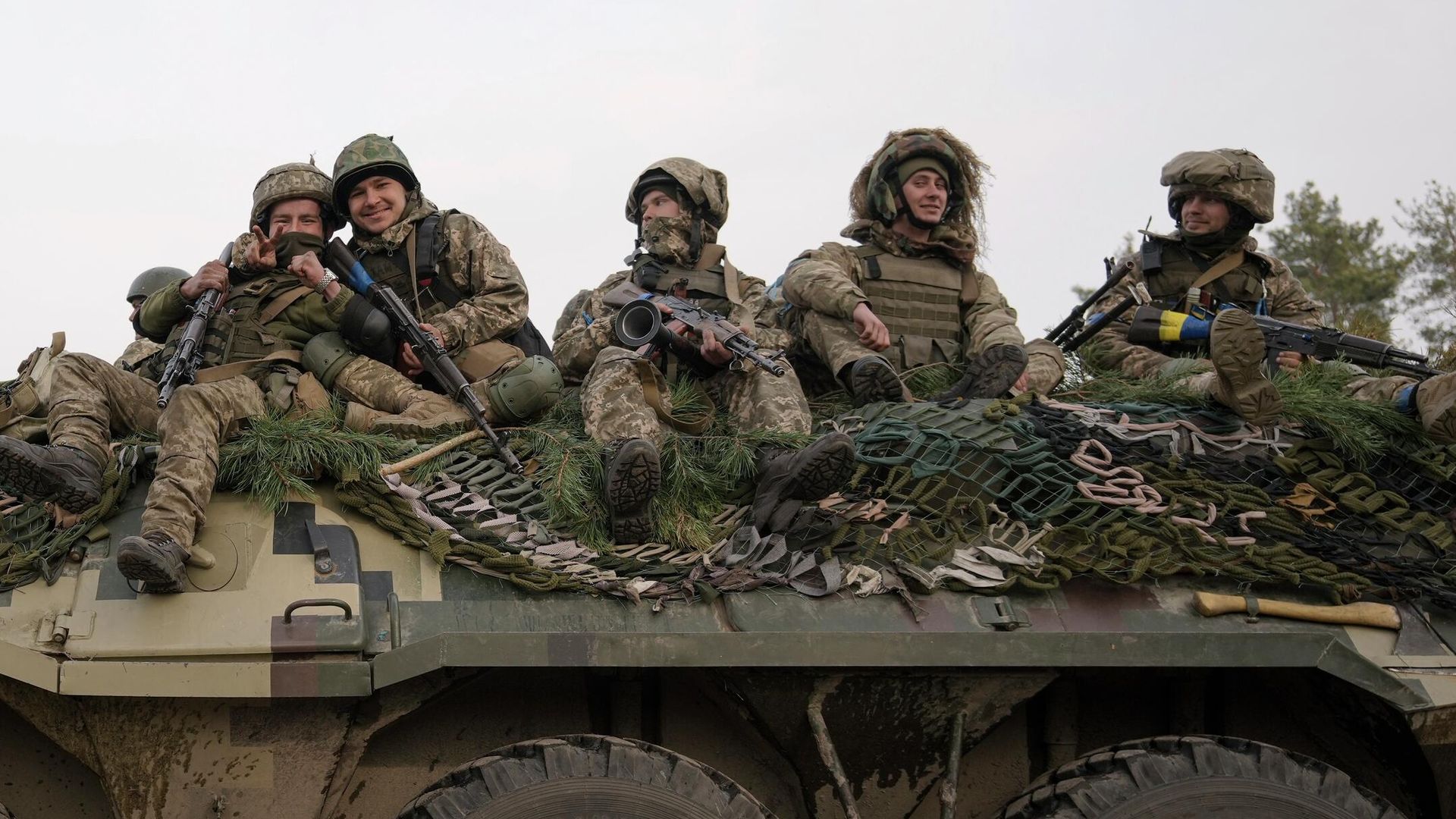 Украинские военные на бронетранспортере в районе Киева Украинские военные на бронетранспортере в районе Киева - РИА Новости, 1920, 01.05.2022