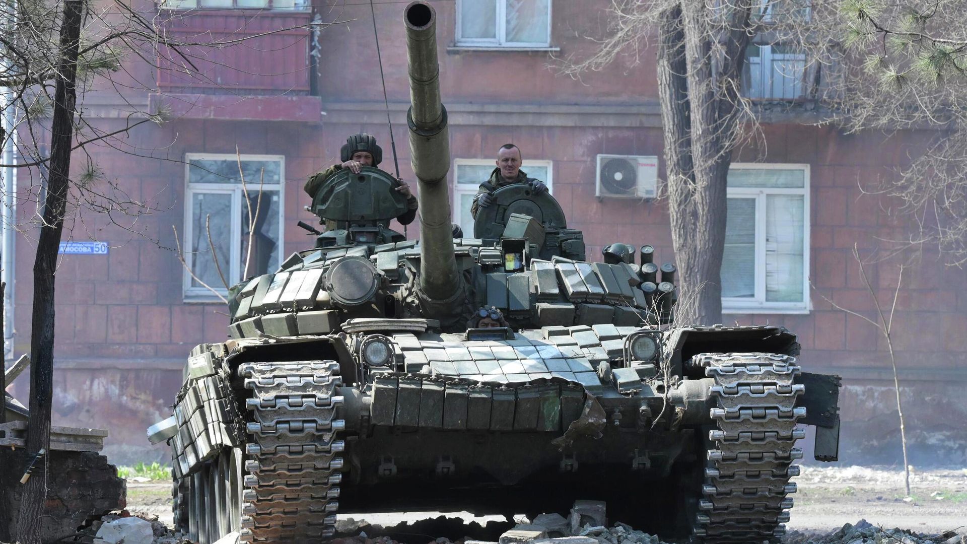 Танкисты Народной милиции ДНР на танке Т-72 на одной из улиц Мариуполя - РИА Новости, 1920, 09.04.2022