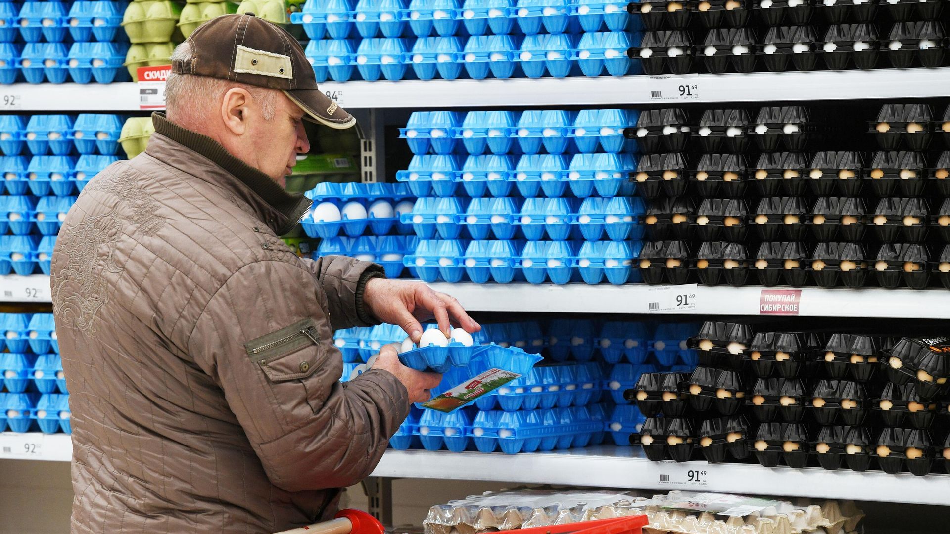Покупатель выбирает куриные яйца в супермаркете Покупатель выбирает куриные яйца в супермаркете - РИА Новости, 1920, 28.12.2023