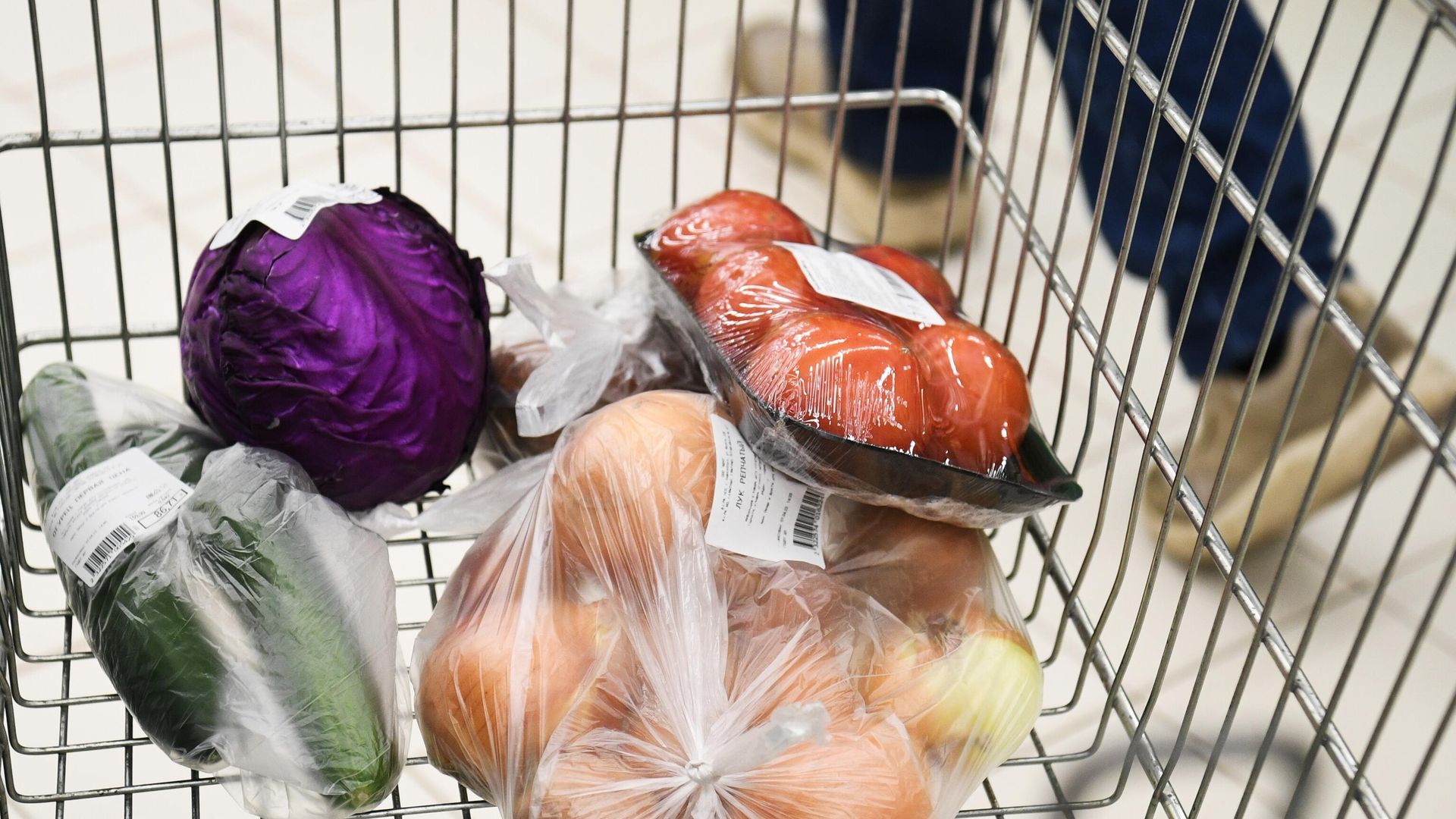 Овощи в продуктовой тележке в супермаркете Овощи в продуктовой тележке в супермаркете - РИА Новости, 1920, 11.07.2022