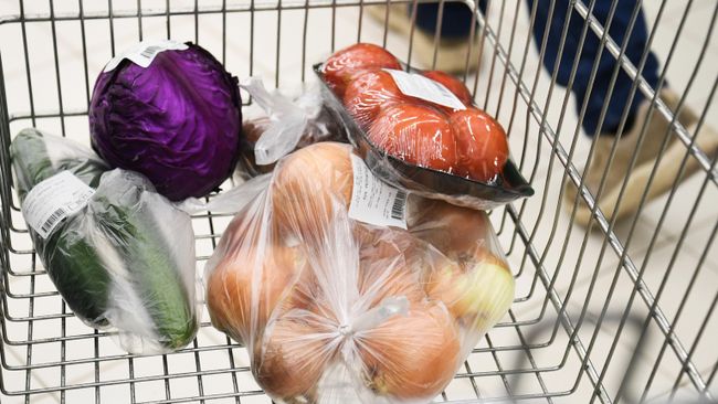 Овощи в продуктовой тележке в супермаркете