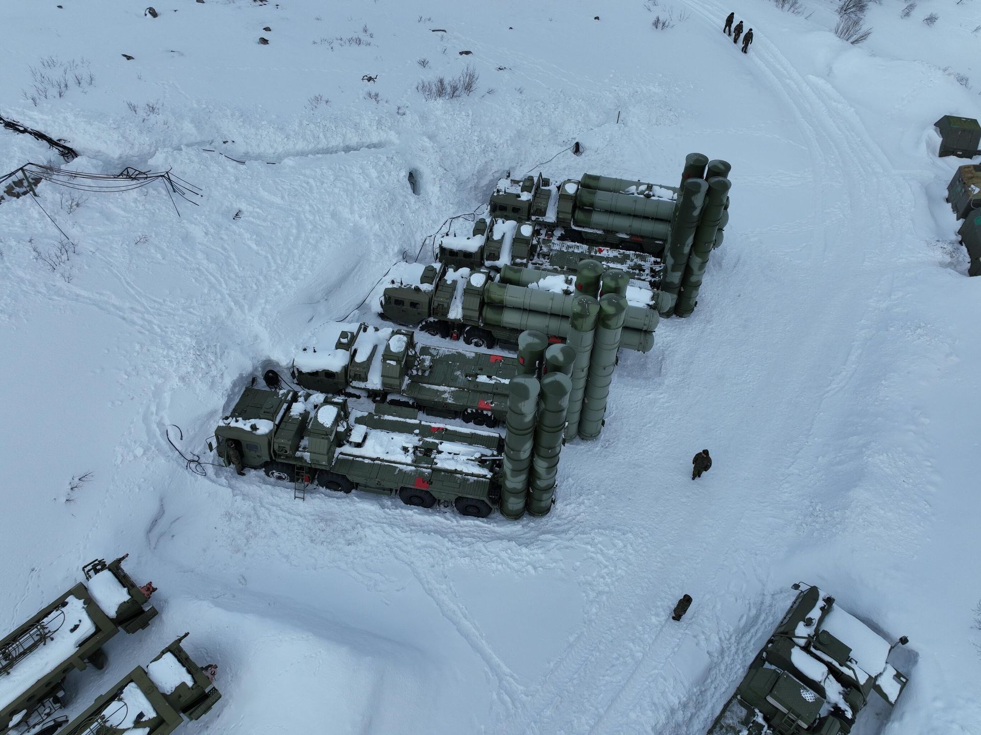 Военнослужащие боевого расчета возле зенитного ракетного комплекса С-400 Триумф Военнослужащие боевого расчета возле зенитного ракетного комплекса С-400 Триумф - РИА Новости, 1920, 27.11.2025