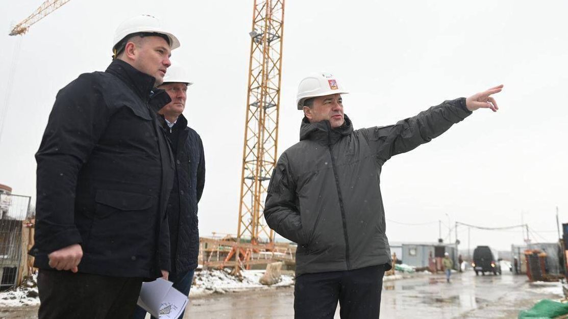 Губернатор области Андрей Воробьев проверил ход строительства гуманитарного кластера в Одинцове Губернатор области Андрей Воробьев проверил ход строительства гуманитарного кластера в Одинцове - РИА Новости, 1920, 07.04.2022