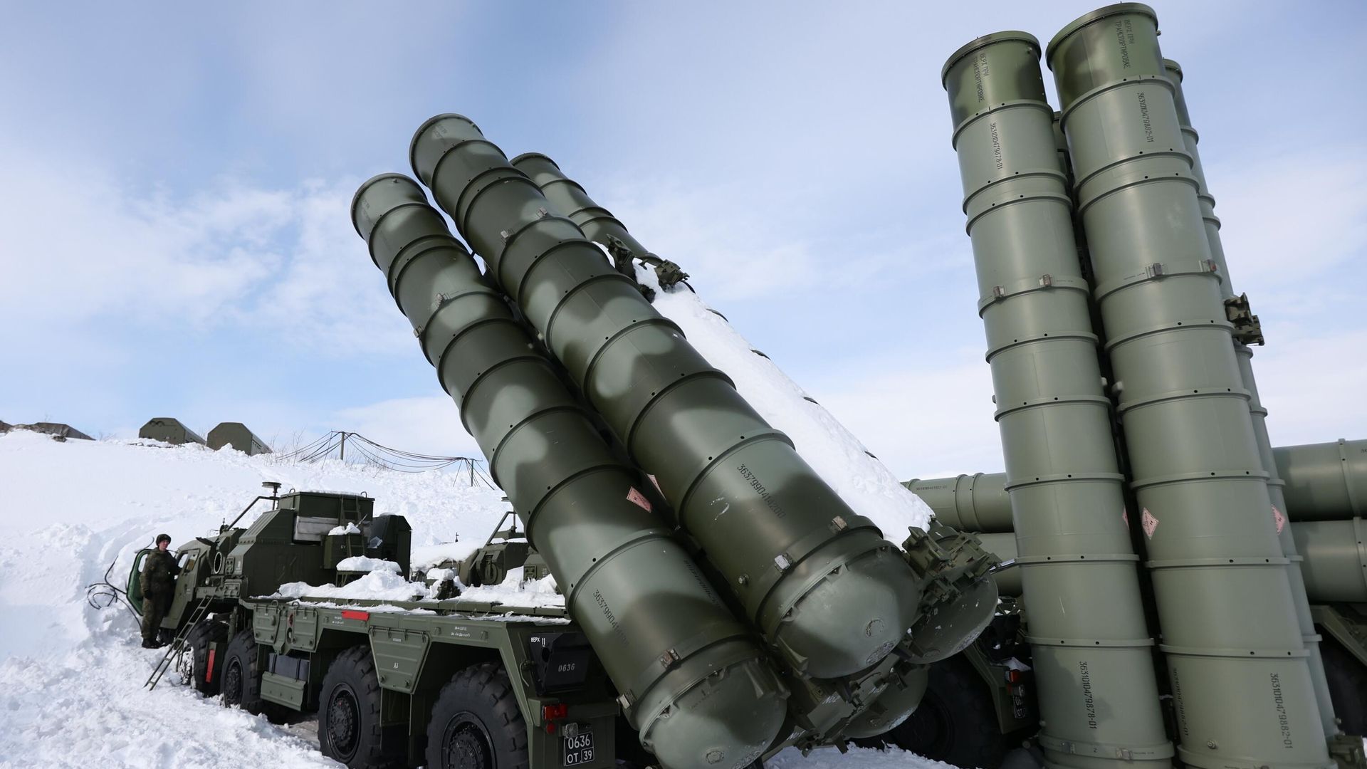 Военнослужащие боевого расчета возле зенитного ракетного комплекса С-400 Триумф Военнослужащие боевого расчета возле зенитного ракетного комплекса С-400 Триумф - РИА Новости, 1920, 21.12.2022