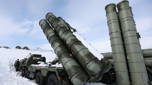 Военнослужащие боевого расчета возле зенитного ракетного комплекса С-400 Триумф 
