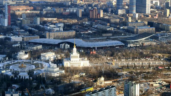 Вид на территорию ВДНХ со смотровой площадки Останкинской башни в Москве Вид на территорию ВДНХ со смотровой площадки Останкинской башни в Москве