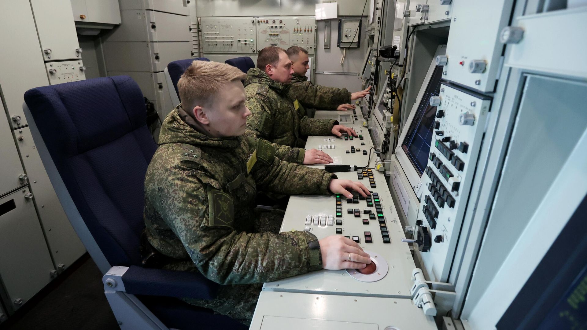 Военнослужащие боевого расчета в командном пункте Военнослужащие боевого расчета в командном пункте - РИА Новости, 1920, 13.11.2025