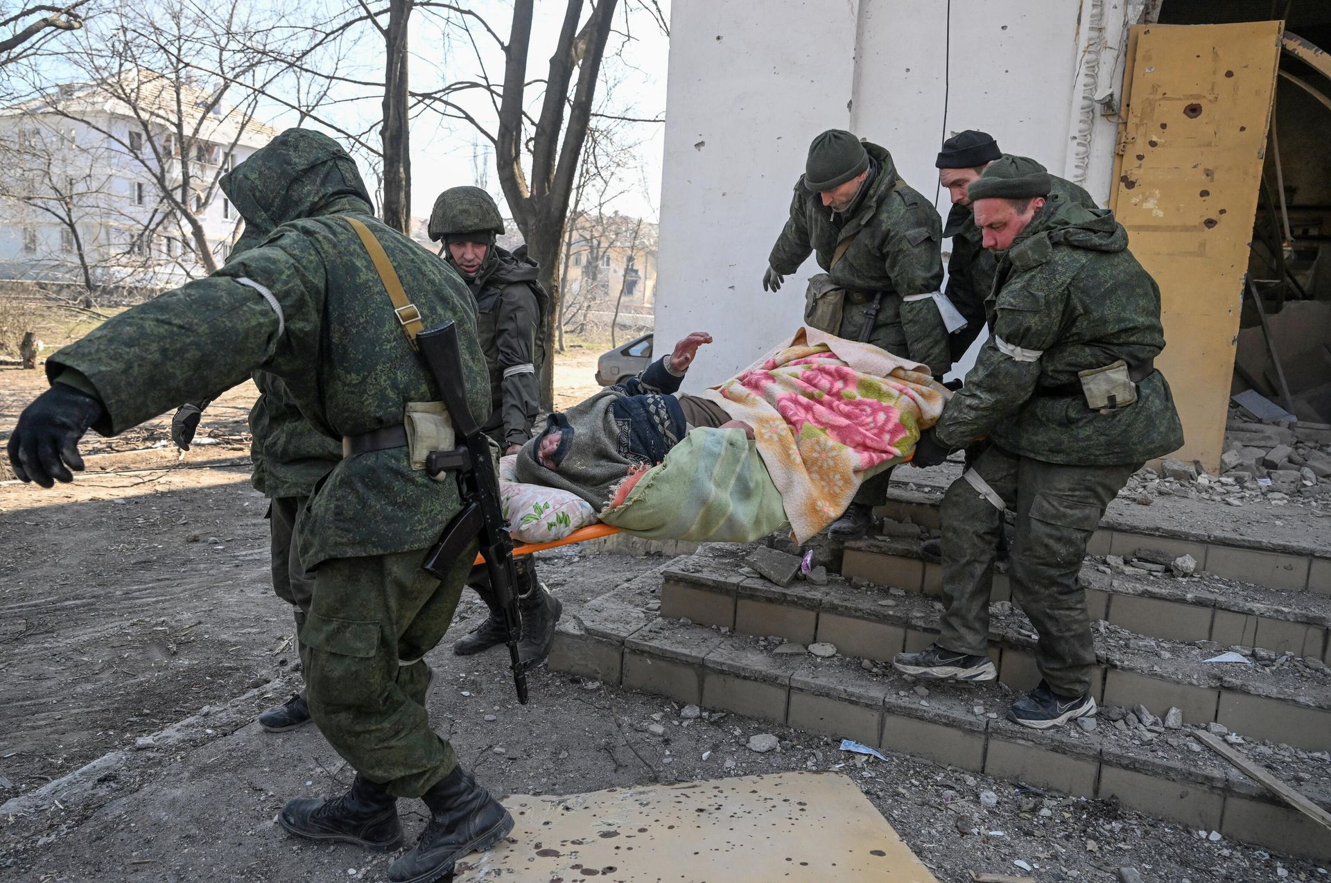 Военнослужащие Народной милиции ДНР эвакуируют пациентку городской психиатрической больницы №7 в Мариуполе Военнослужащие Народной милиции ДНР эвакуируют пациентку городской психиатрической больницы №7 в Мариуполе - РИА Новости, 1920, 15.04.2022