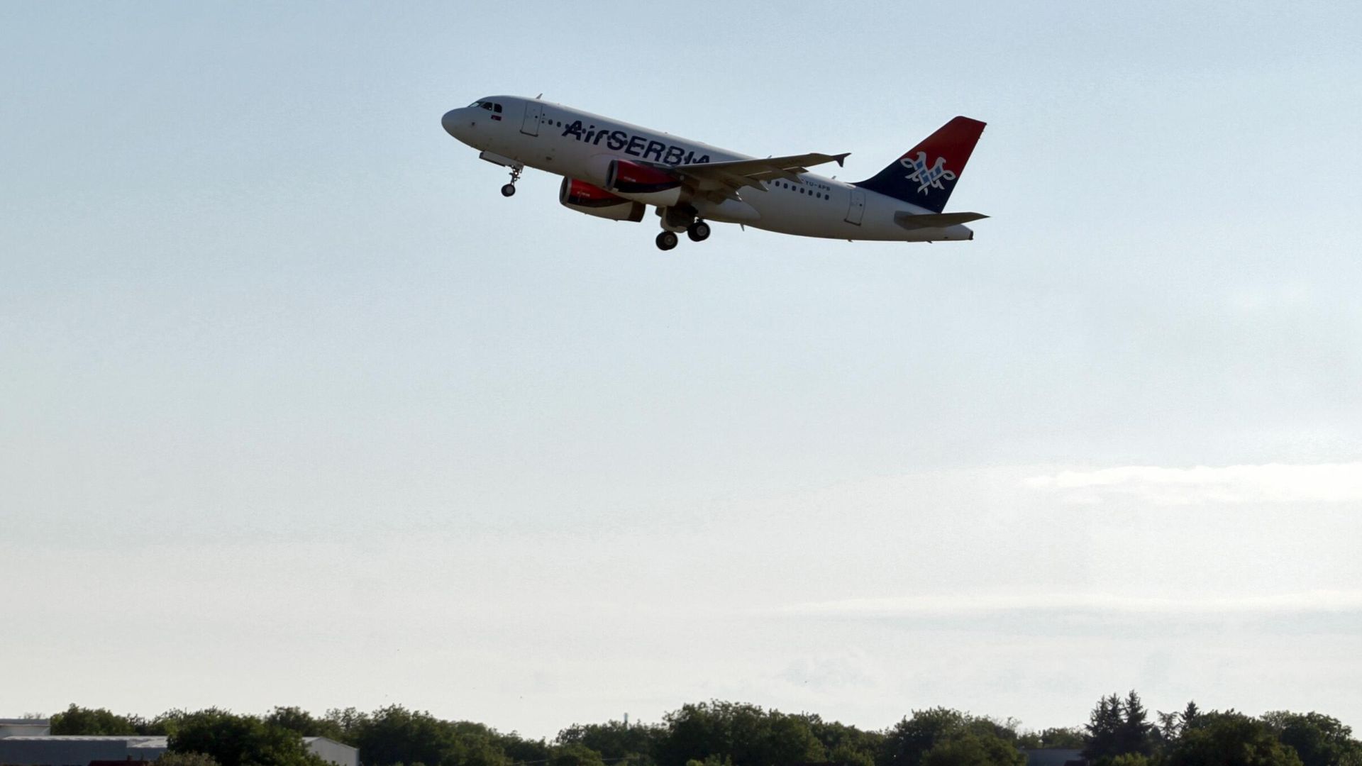 Самолет авиакомпании Air Serbia, вылетающий из аэропорта Никола Тесла в Белграде Самолет авиакомпании Air Serbia, вылетающий из аэропорта Никола Тесла в Белграде - РИА Новости, 1920, 08.04.2022