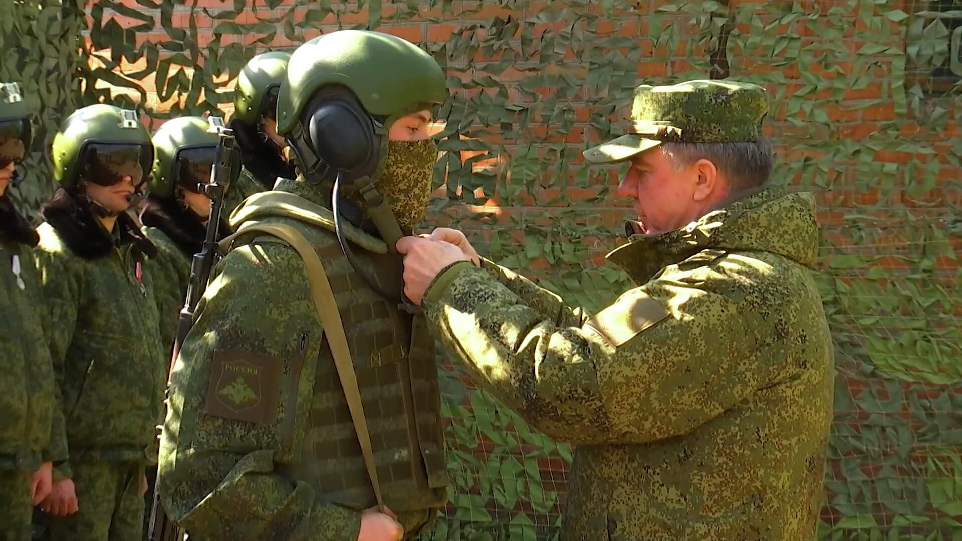 Награждение военных ЗВО за участие в спецоперации на Украине - РИА Новости, 1920, 08.04.2022