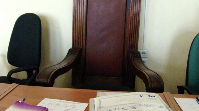 Место судьи в зале заседаний