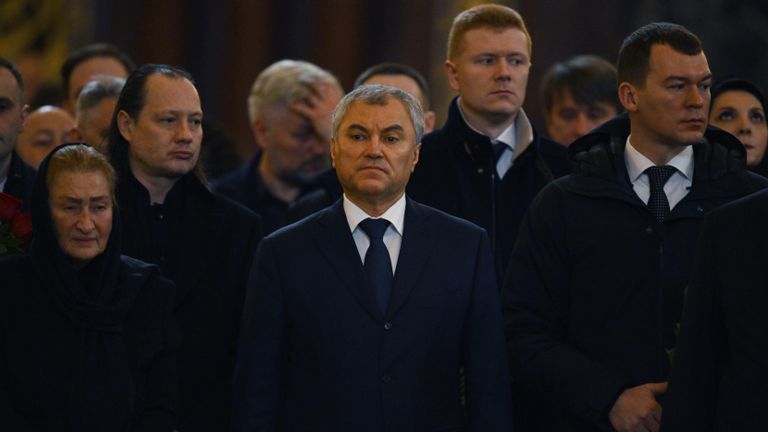 Спикер Госдумы РФ Вячеслав Володин и губернатор Хабаровского края Михаил Дегтярев перед началом церемонии отпевания руководителя фракции ЛДПР Владимира Жириновского в храме Христа Спасителя в Москве Спикер Госдумы РФ Вячеслав Володин и губернатор Хабаровского края Михаил Дегтярев перед началом церемонии отпевания руководителя фракции ЛДПР Владимира Жириновского в храме Христа Спасителя в Москве
