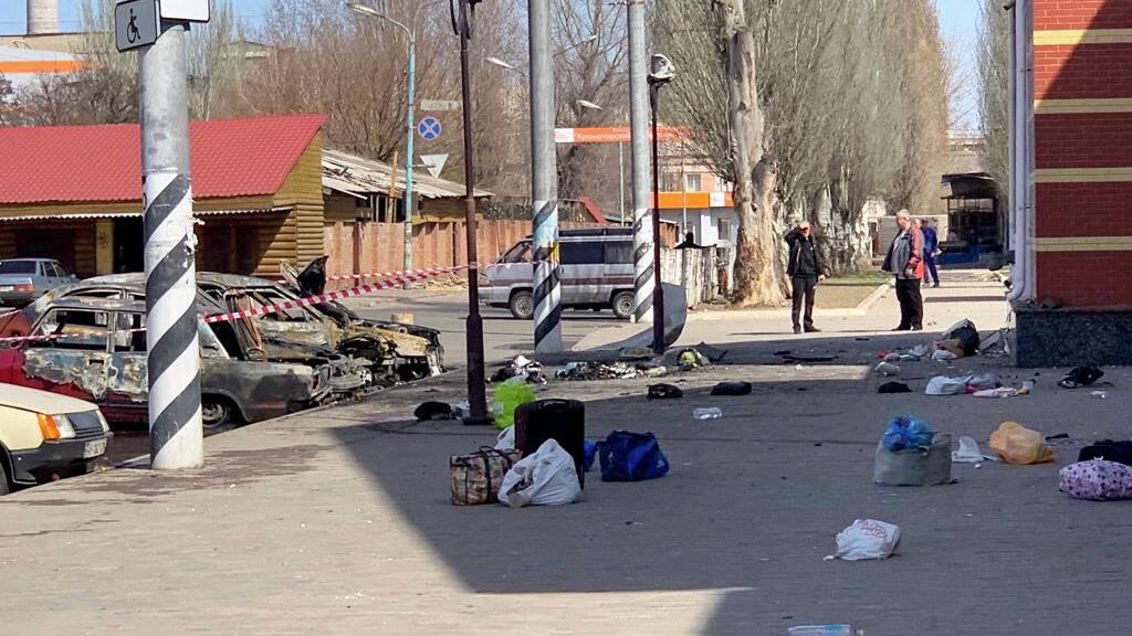 На месте ракетного удара возле железнодорожного вокзала в Краматорске На месте ракетного удара возле железнодорожного вокзала в Краматорске - РИА Новости, 1920, 08.04.2022