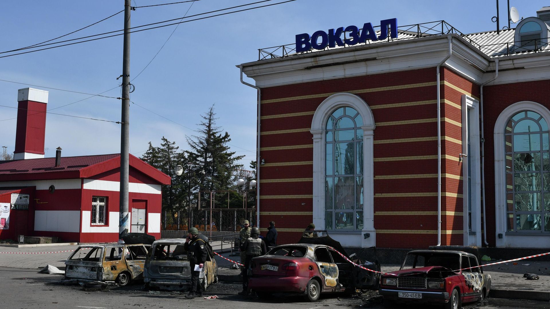 На месте ракетного удара возле железнодорожного вокзала в Краматорске На месте ракетного удара возле железнодорожного вокзала в Краматорске - РИА Новости, 1920, 08.04.2022